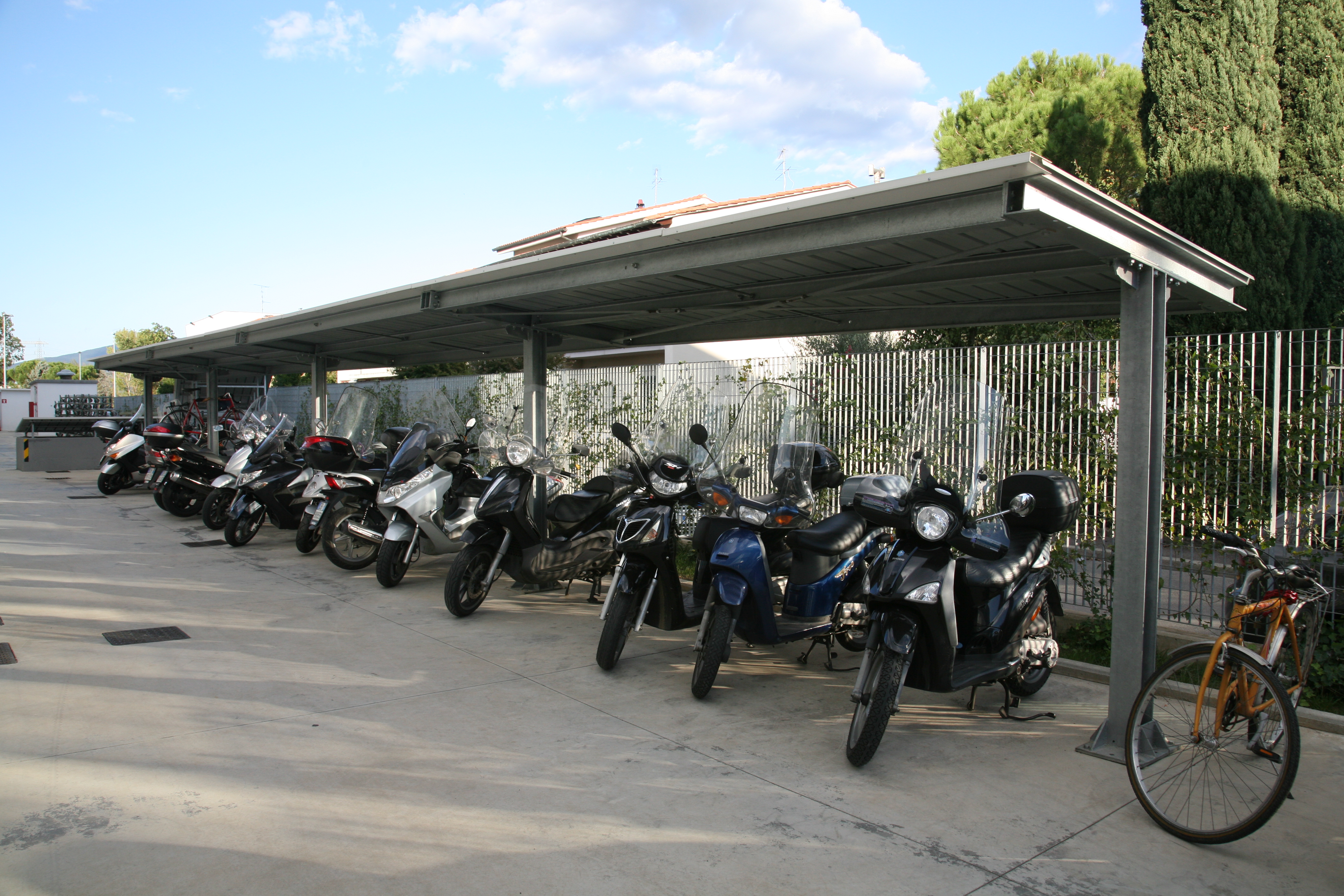tettoia parcheggio motocicli