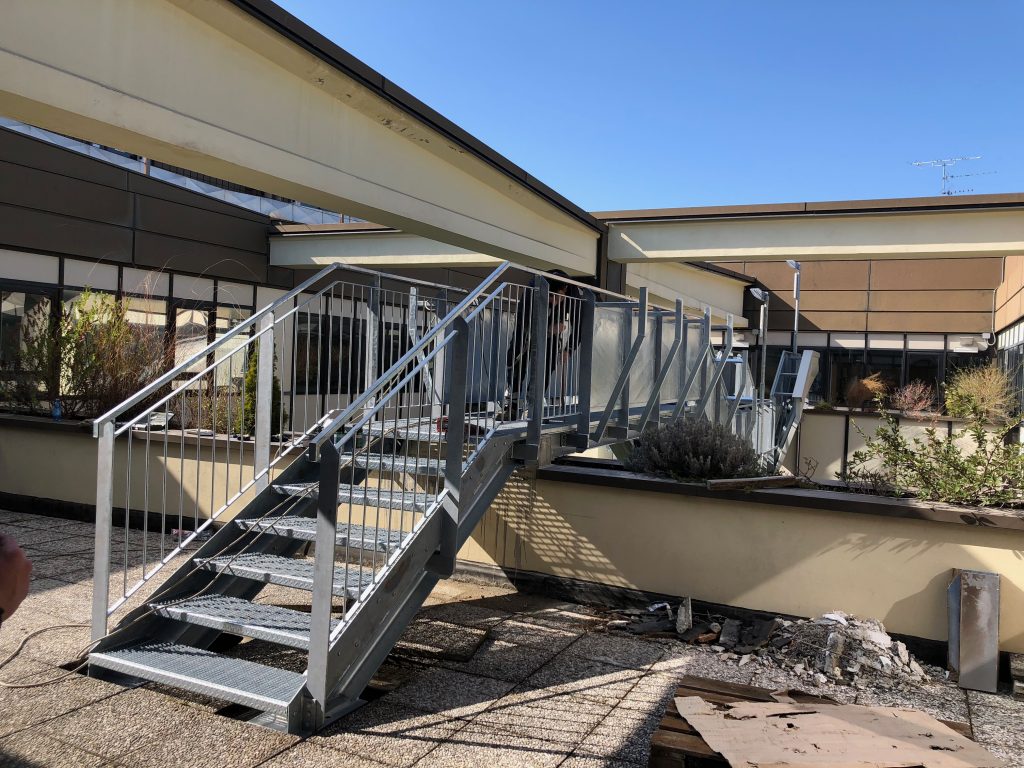 Erweiterung einer feuertreppe mit laufbrücke